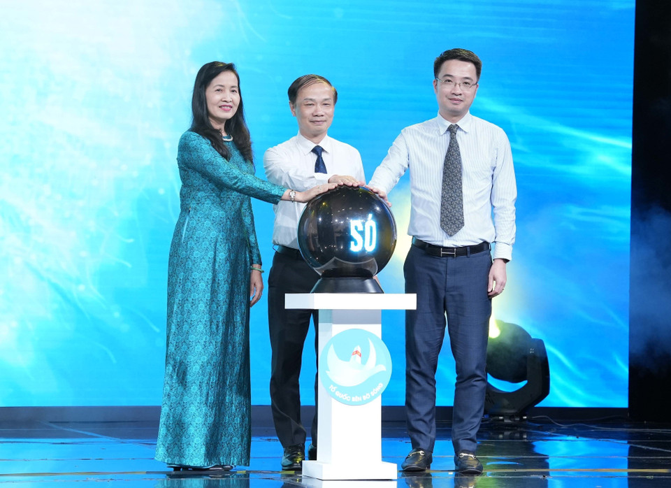 Các đại biểu thực hiện nghi thức phát động. (Ảnh: TTXVN)