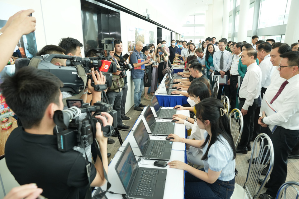 Các đại biểu tham quan triển lãm thực tế ảo. (Ảnh: TTXVN)