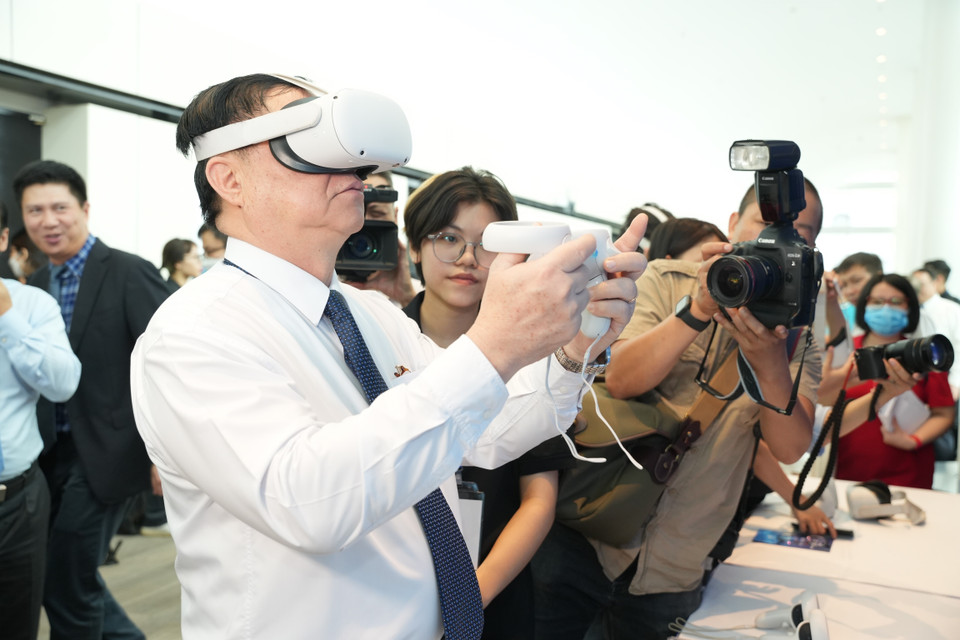 Ông Nguyễn Trọng Nghĩa, Bí thư Trung ương Đảng, Trưởng Ban Tuyên giáo Trung ương tham quan triển lãm thực tế ảo ''Tổ quốc bên bờ sóng''. (Ảnh: TTXVN)