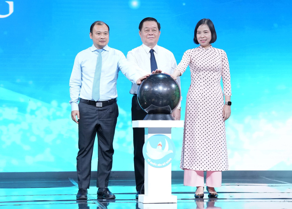 Ông Nguyễn Trọng Nghĩa, Bí thư Trung ương Đảng, Trưởng Ban Tuyên giáo Trung ương và các đại biểu thực hiện nghi thức phát động Cuộc thi tìm hiểu kiến thức về biển, đảo Việt Nam năm 2022 và ra mắt Triển lãm thực tế ảo ''Tổ quốc bên bờ sóng''.(Ảnh: TTXVN)