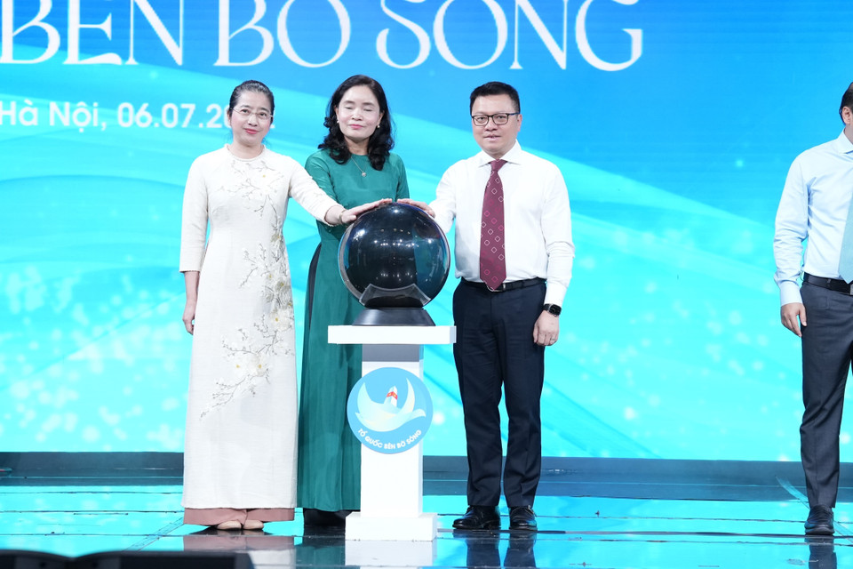 Các đại biểu thực hiện nghi thức phát động Cuộc thi tìm hiểu kiến thức về biển, đảo Việt Nam năm 2022 và ra mắt Triển lãm thực tế ảo ''Tổ quốc bên bờ sóng''. (Ảnh: TTXVN)