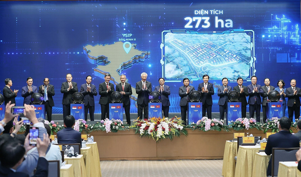 Thủ tướng Phạm Minh Chính và Thủ tướng Singapore Lý Hiển Long dự Lễ khởi công các Khu công nghiệp VSIP tại các địa phương. (Ảnh: Dương Giang/TTXVN)