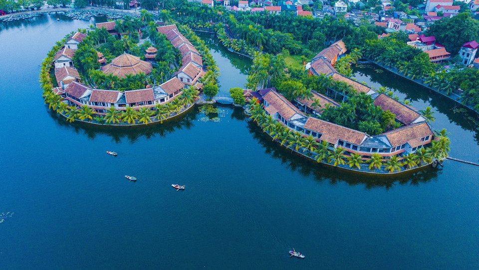 Hành trình khám phá Tam Cốc được bắt đầu từ bến thuyền Đình Các, dọc dòng sông Ngô Đồng uốn lượn quanh co, được ngắm nhìn những dải núi đá kỳ thú. (Ảnh: Minh Đức/TTXVN)