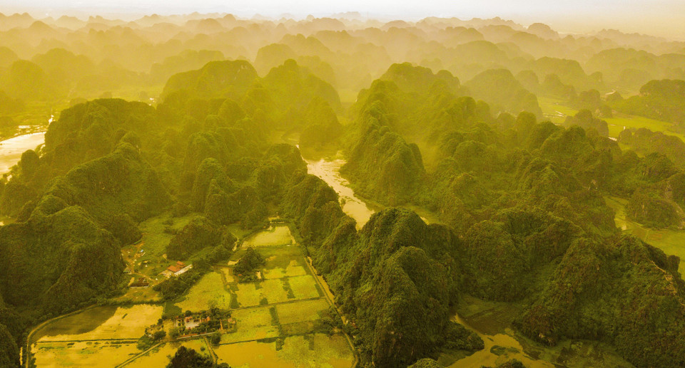 Bình minh Tam Cốc vào mùa Thu với sắc nắng vàng trải dài trên các dãy núi. (Ảnh: Minh Đức/TTXVN)
