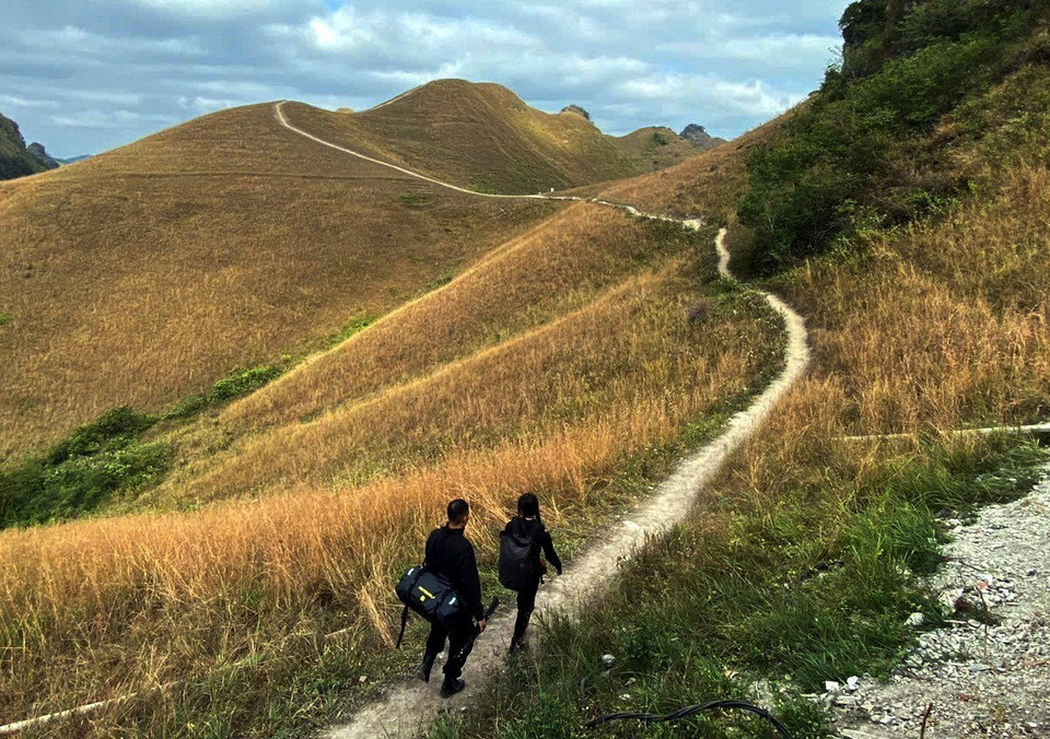 Những con đường mòn trên đồi cỏ gợi nhớ những ký ức xưa yên bình. (Ảnh: Quốc Đạt/TTXVN)