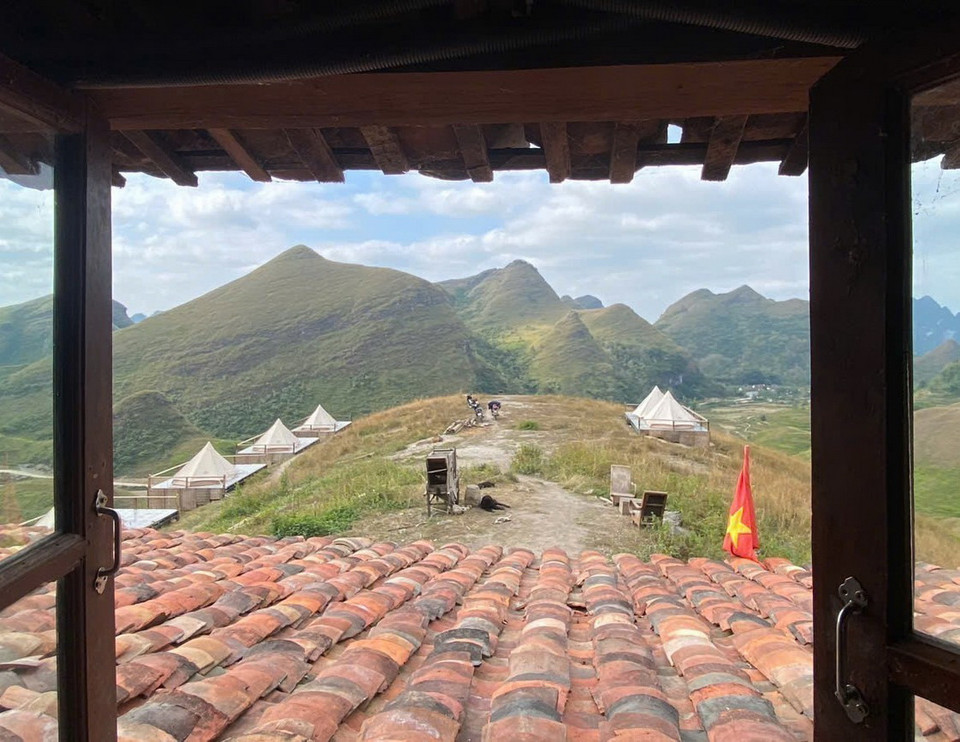 Căn nhà sàn, nơi dừng chân nghỉ của du khách trên đồi cỏ có view rất đẹp nhìn ra cảnh núi non. Dịch vụ nghỉ chân tại đây dù còn rất đơn sơ, nhưng luôn kín khách dịp nghỉ lễ, cuối tuần. (Ảnh: Quốc Đạt/TTXVN)