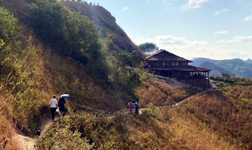 Phía trên đỉnh đồi cỏ hoang sơ chỉ có một căn nhà sàn dáng vẻ xưa cũ làm nơi dừng chân cho du khách. Căn nhà như một điểm nhấn tô them phần sinh động cho cảnh sắc thiên nhiên nơi đây. (Ảnh: Quốc Đạt/TTXVN)