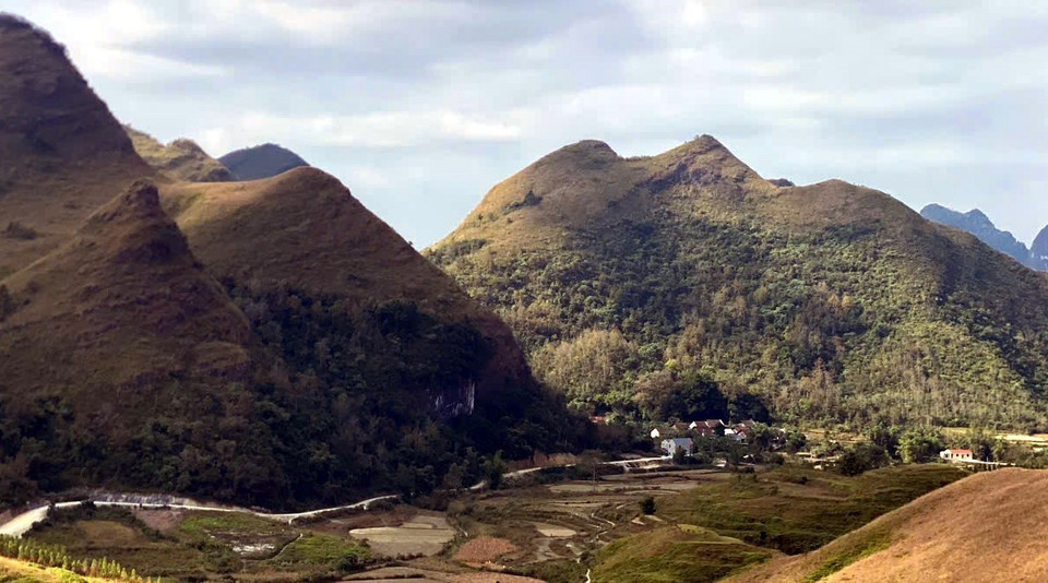 Xã Vinh Quý, cách trung tâm huyện Hạ Lang chừng 5 km, dân cư khá thưa thớt. Những con đường vào bản uốn lượn như dải lụa mềm mại. (Ảnh: Quốc Đạt/TTXVN)