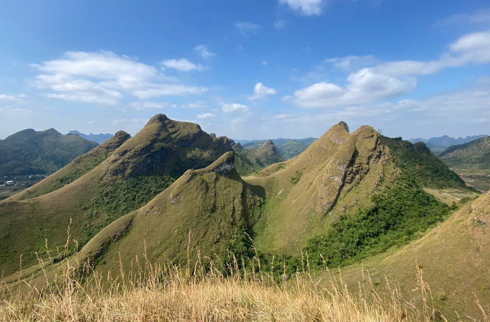 Đồi cỏ Ba Quáng mới được phát hiện và thu hút du khách đến thăm trong vài năm gần đây. Vẻ đẹp nơi đây hứa hẹn sẽ trở thành một điểm tham quan du lịch quan trọng của tỉnh Cao Bằng. (Ảnh: Quốc Đạt/TTXVN)