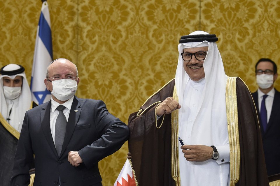 Ngoại trưởng Bahrain Abdullatif bin Rashid Al-Zayani (phải) và Trưởng phái đoàn Israel, Cố vấn an ninh quốc gia Meir Ben Shabbat, tại lễ ký thỏa thuận hợp tác giữa Bahrain và Israel ở Manama, Bahrain, ngày 18/10/2020. (Ảnh: AFP/TTXVN)
