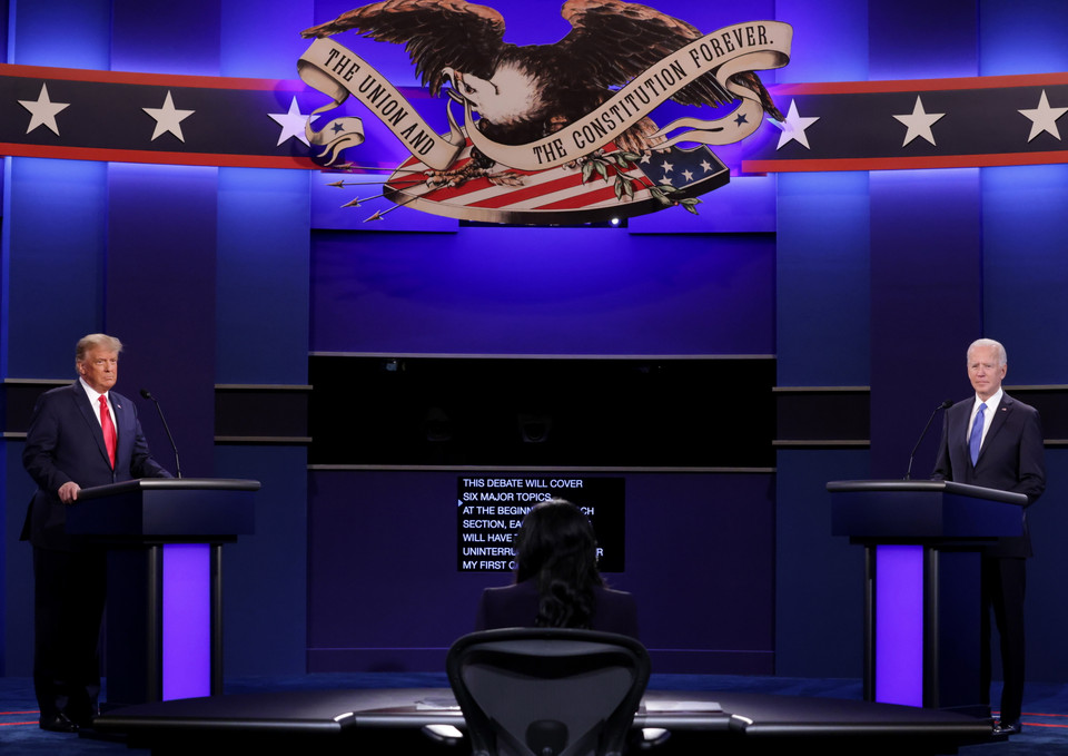 Ngày 22/10/2020, tại thành phố Nashville, bang Tennesse, đương kim Tổng thống Mỹ Donald Trump (trái) của đảng Cộng hòa và ứng viên Tổng thống Joe Biden (phải) của đảng Dân chủ đã bước vào vòng tranh luận trực tiếp thứ hai và cũng là cuối cùng trước ngày bầu cử 3/11. ''Vòng quyết đấu'' này được truyền hình trực tiếp, tập trung vào các chủ đề: cách thức đối phó với dịch viêm đường hô hấp cấp COVID-19, giá trị các gia đình người Mỹ, biến đổi khí hậu, an ninh quốc gia và phân biệt chủng tộc. (Ảnh: AFP/TTXVN)