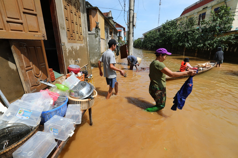 Tranh thủ lúc trời hửng nắng, người dân mang đồ dùng ra phơi. (Ảnh: Thành Đạt/TTXVN)