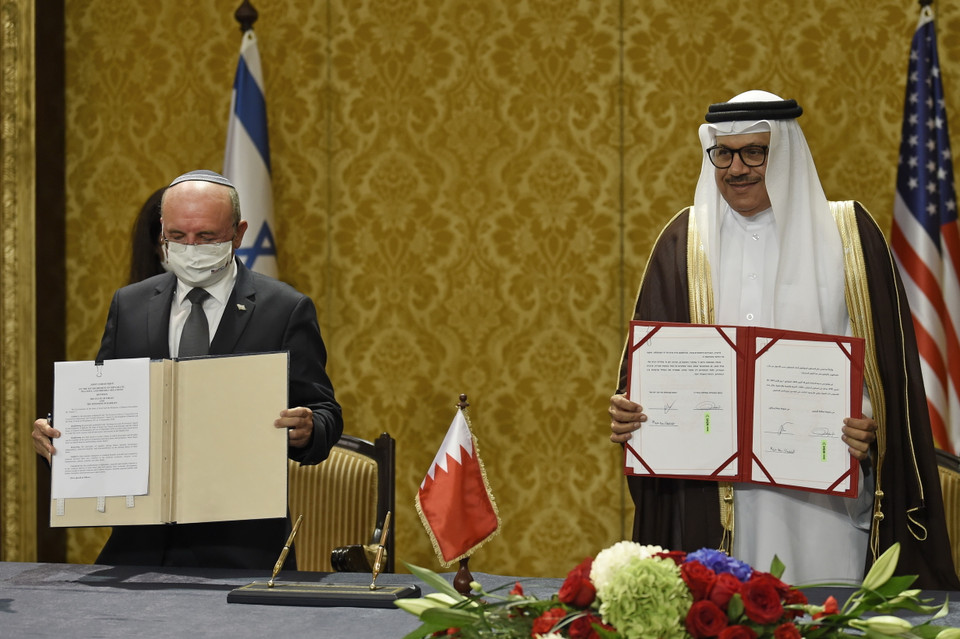 Ngoại trưởng Bahrain Abdullatif bin Rashid Al-Zayani (phải) và Trưởng phái đoàn Israel, Cố vấn an ninh quốc gia Meir Ben Shabbat, tại lễ ký thỏa thuận hợp tác giữa Bahrain và Israel ở Manama, Bahrain, ngày 18/10/2020. (Ảnh: AFP/TTXVN)