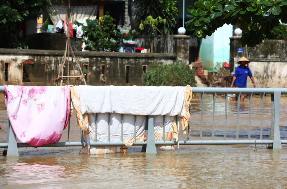 Một số nơi tại Lệ Thủy nước, người dân tranh thủ trời nắng vệ sinh, dọn dẹp nhà cửa. (Ảnh: Thành Đạt/TTXVN)