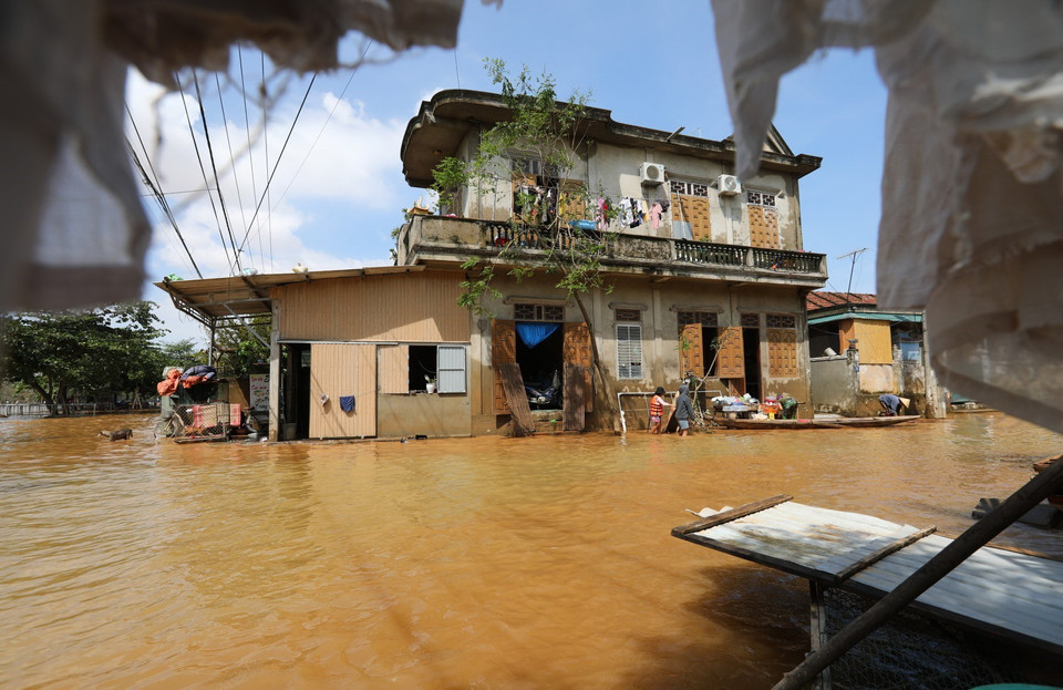 Nước vẫn ngập sâu ở nhiều nơi của huyện Lệ Thủy. (Ảnh: Thành Đạt/TTXVN)