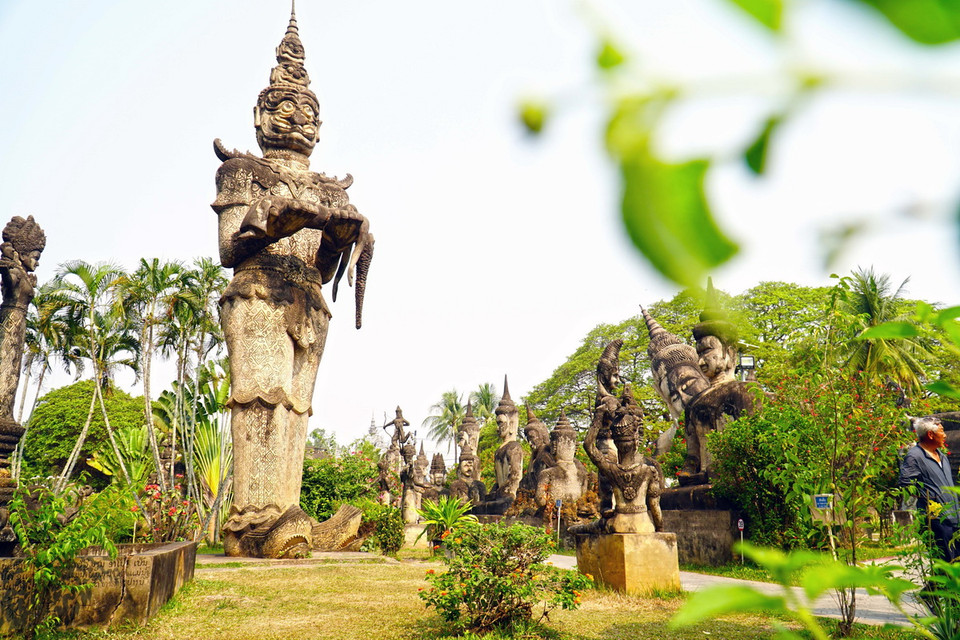 Từng chi tiết được khắc họa tinh xảo trên các bức tượng, cảm nhận nét bình dị, ấm cúng và gần gũi của một vùng đất Phật. (Ảnh: Đỗ Bá Thành/TTXVN)