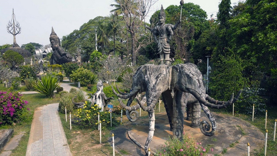Đến thăm vườn tượng Phật, du khách có một không gian tĩnh lặng để chiêm nghiệm, để suy tưởng về đạo Phật. (Ảnh: Đỗ Bá Thành/TTXVN)