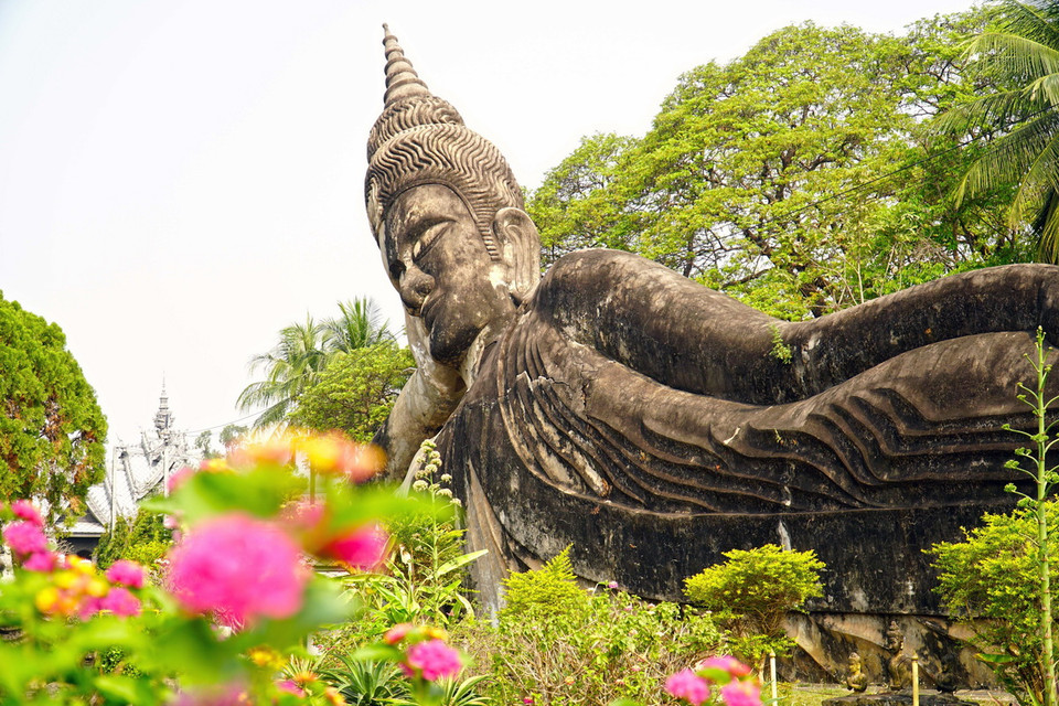 Nổi bật nhất ở giữa khu vườn là bức tượng Phật nằm khổng lồ dài 40m với nét mặt thanh thoát, bao dung. (Ảnh: Đỗ Bá Thành/TTXVN)