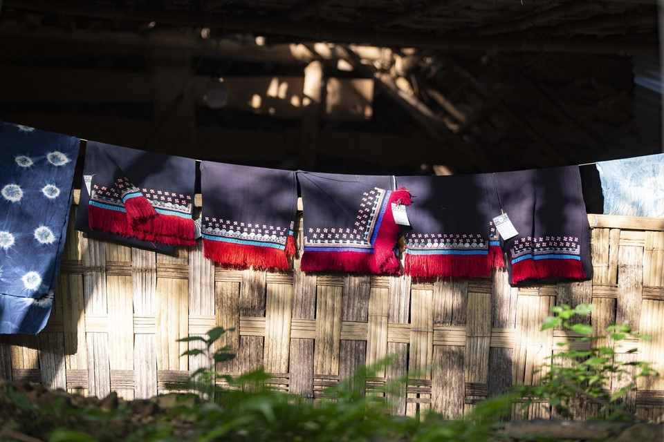 Những tấm vải thổ cẩm được phơi khô. (Ảnh: Trọng Đạt/TTXVN)