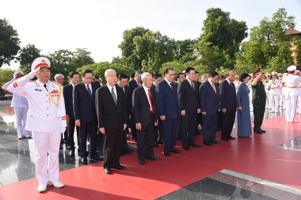 Lãnh đạo Đảng, Nhà nước tưởng niệm các Anh hùng Liệt sỹ. (Ảnh: TTXVN)
