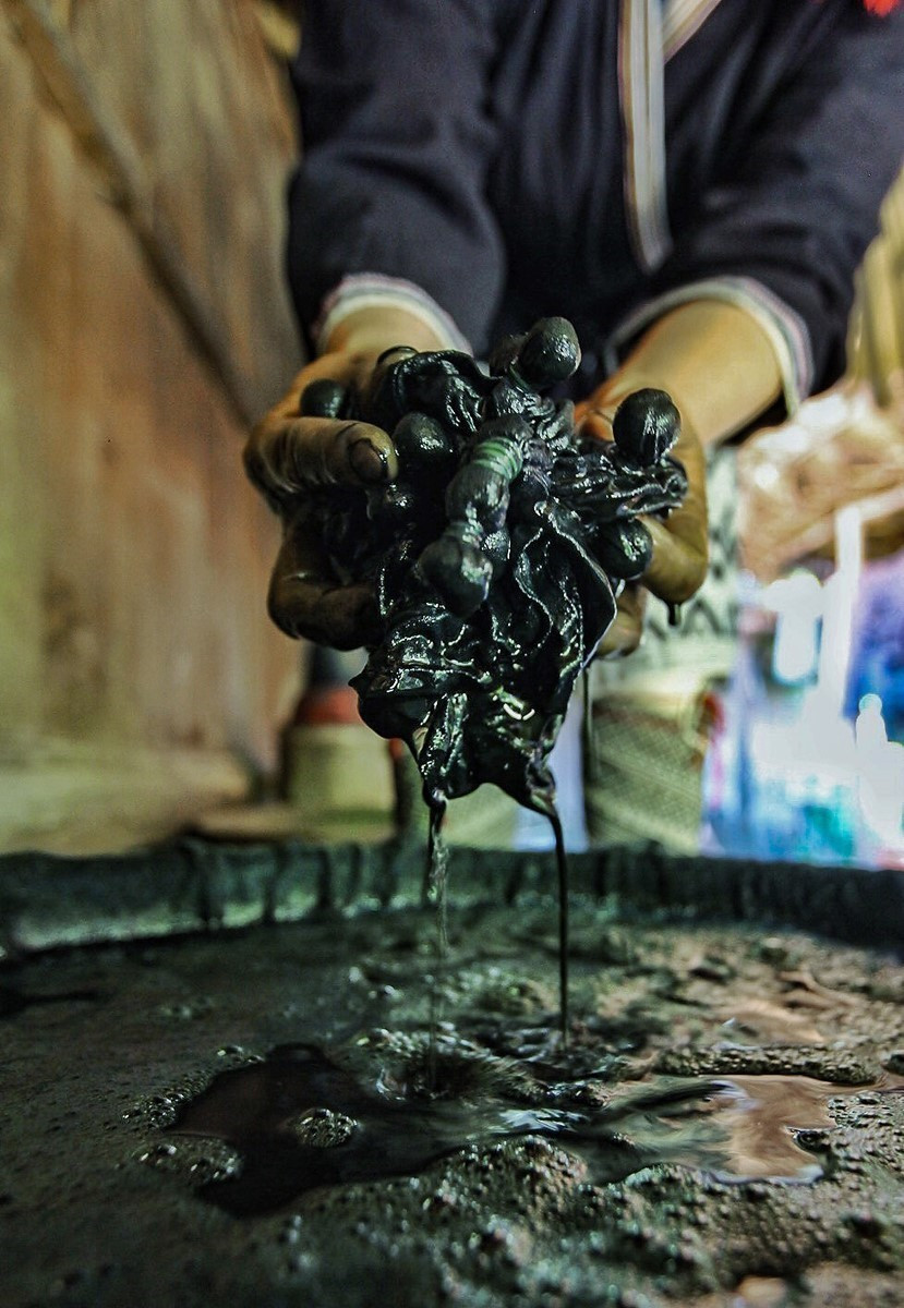 Công đoạn nhuộm chàm cho vải thổ cẩm. (Ảnh: Trọng Đạt/TTXVN)