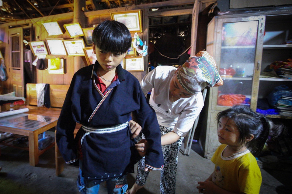 Những bộ trang phục sau khi hoàn thành sẽ được người Dao Tiền ở bản Sưng mặc trong những ngày lễ tết và trong sinh hoạt hàng ngày. (Ảnh: Trọng Đạt/TTXVN)