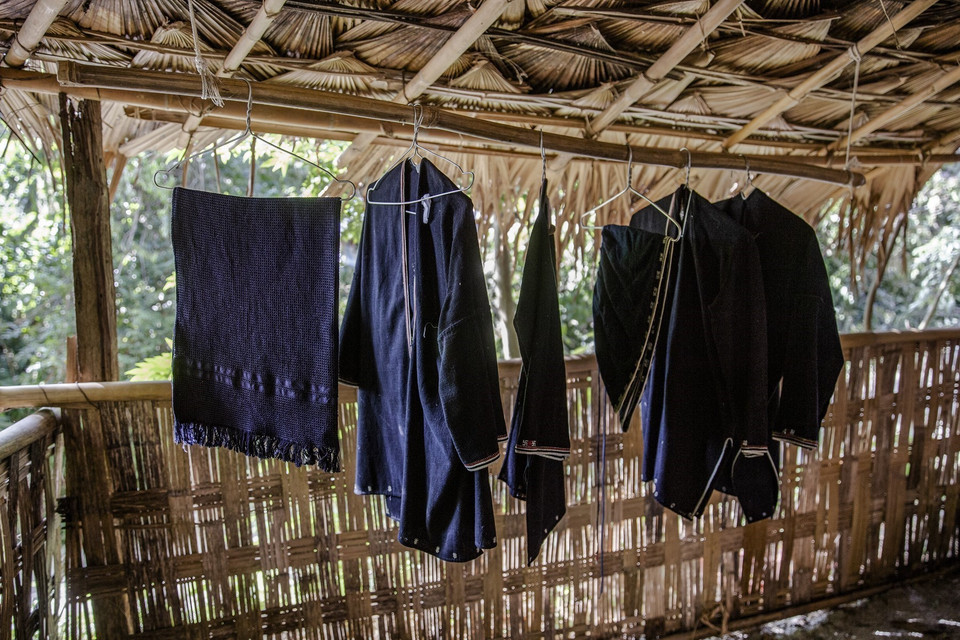 Những bộ trang phục của dân tộc Dao Tiền ở bản Sưng, xã Cao Sơn, huyện Đà Bắc (Hòa Bình). (Ảnh: Trọng Đạt/TTXVN)