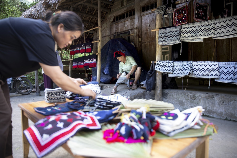 Các sản phẩm thổ cẩm của người dân tộc Dao Tiền ở bản Sưng của xã Cao Sơn, huyện Đà Bắc (Hòa Bình). (Ảnh: Trọng Đạt/TTXVN)