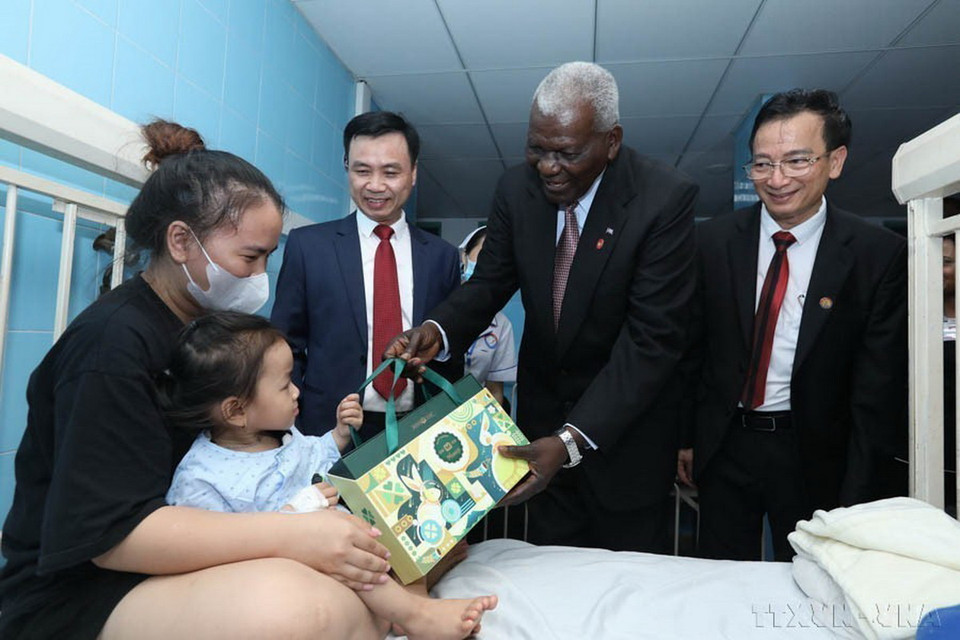 Chủ tịch Quốc hội Cuba Esteban Lazo Hernández tặng quà bệnh nhi đang điều trị tại Bệnh viện hữu nghị Việt Nam-Cuba Đồng Hới trong chuyến thăm và làm việc tại Quảng Bình (2023). (Ảnh: Minh Quyết/TTXVN)