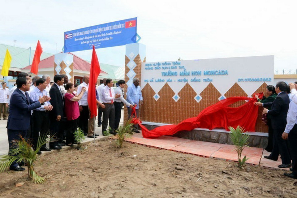Chủ tịch Quốc hội Cuba Esteban Lazo Henandez cùng Phó Chủ tịch Quốc hội Tòng Thị Phóng dự Lễ khánh thành, đặt tên cho trường mẫu giáo Moncada tại xã Lương Hòa, huyện Giồng Trôm, tỉnh Bến Tre (2017). (Ảnh: Thanh Vũ/TTXVN)