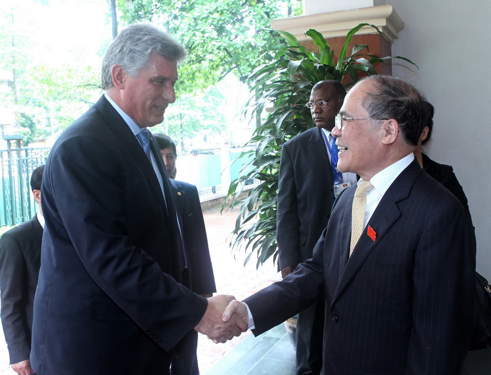 Chủ tịch Quốc hội Nguyễn Sinh Hùng tiếp đồng chí Miguel Díaz-Canel Bermúdez, Phó Chủ tịch thứ nhất Hội đồng Nhà nước và Hội đồng Bộ trưởng Cuba thăm hữu nghị chính thức Việt Nam (21/6/2013). (Ảnh: Nhan Sáng/TTXVN)