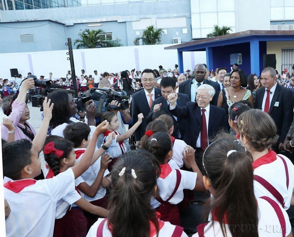 Tổng Bí thư Nguyễn Phú Trọng với các em học sinh Trường tiểu học Võ Thị Thắng trong chuyến thăm cấp Nhà nước Cộng hòa Cuba (29/3/2018). (Ảnh: Trí Dũng/TTXVN)