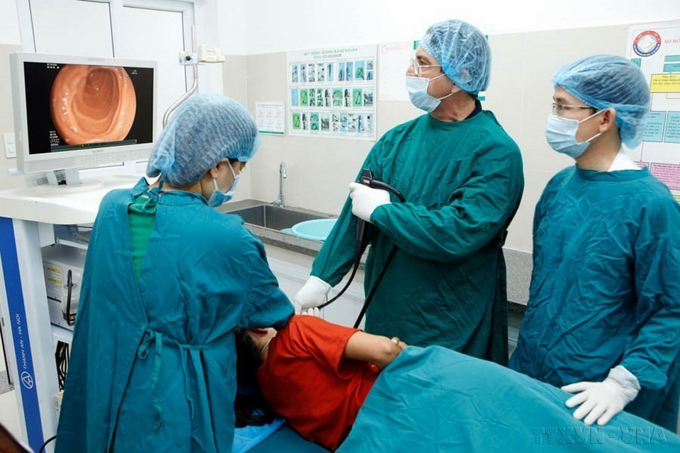 Bác sỹ Mario Garcla Ayala, chuyên gia tiêu hóa đến từ Cuba, trực tiếp nội soi các ca bệnh khó, hỗ trợ chuyên môn cho bác sỹ bệnh viện Hữu nghị Việt Nam-Cuba Đồng Hới (Quảng Bình, 2019). (Ảnh: Dương Ngọc/TTXVN)