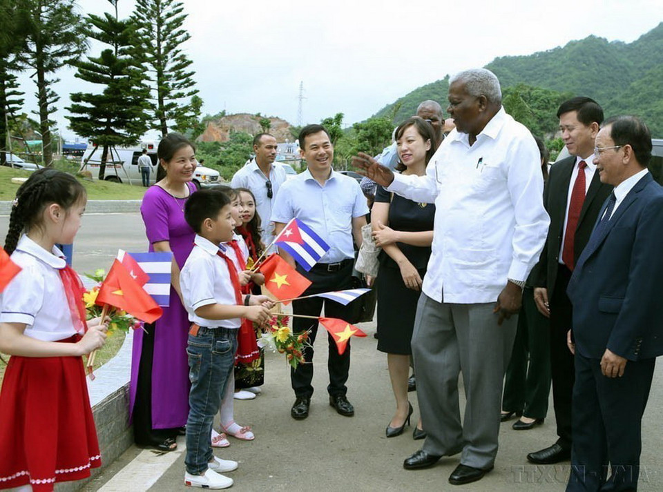 Chủ tịch Quốc hội Cuba Esteban Lazo Hernández thăm nông trường bò sữa Mộc Châu (Sơn La, 14/6/2017). (Ảnh: Nguyễn Dân/TTXVN)