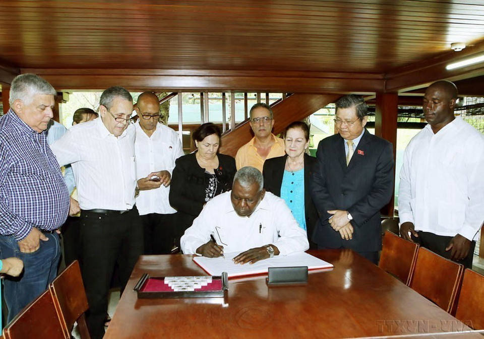 Chủ tịch Quốc hội Cuba Esteban Lazo Hernádez ghi lưu bút cảm tưởng khi đến thăm nơi ở và làm việc của Chủ tịch Hồ Chí Minh trong Khu di tích Phủ Chủ tịch (14/6/2017). (Ảnh: Nguyễn Dân/TTXVN)