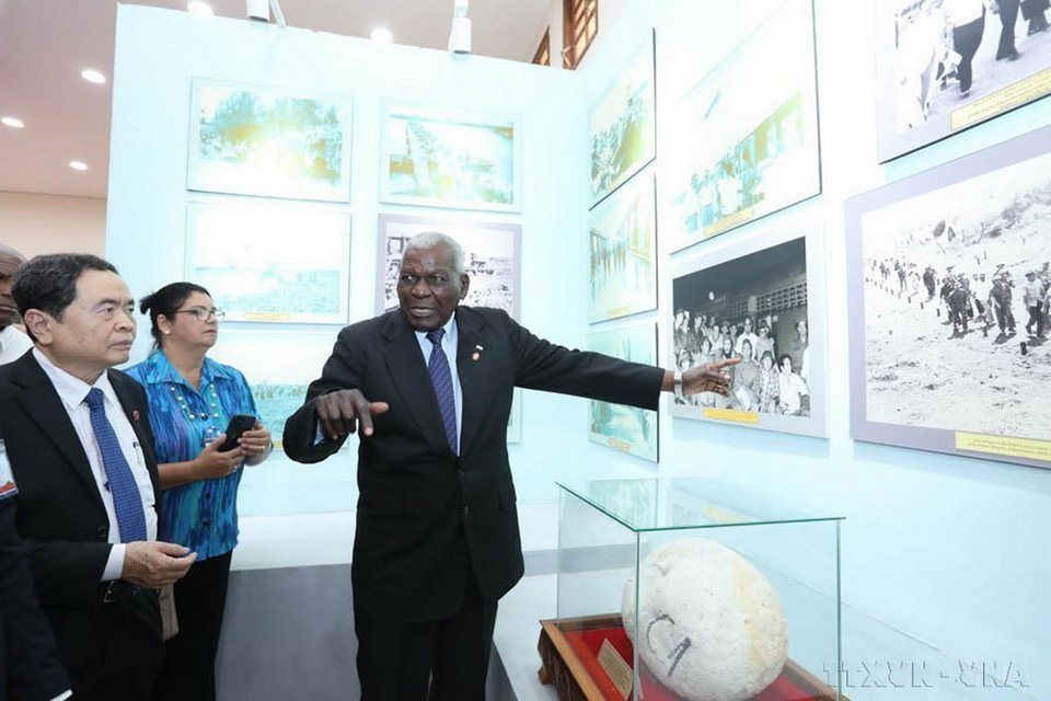 Chủ tịch Quốc hội Cuba Esteban Lazo Hernandez, Phó Chủ tịch thường trực Quốc hội Trần Thanh Mẫn và đại biểu thăm Nhà trưng bày "Vĩ tuyến 17 và khát vọng thống nhất" (Quảng Trị, 2023). (Ảnh: Minh Quyết/TTXVN)