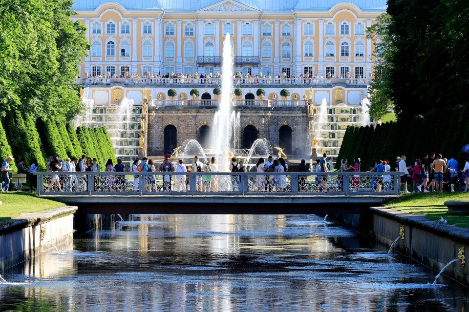 Các đường ống ngầm dẫn nước từ các ao và hồ ở vườn Thượng xuống các đài phun nước và sau đó nước theo kênh lớn đổ ra vịnh Phần Lan. (Ảnh: Trần Hiếu/TTXVN)