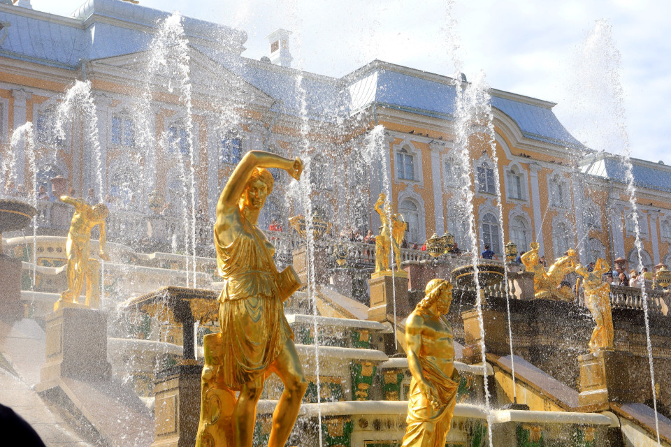 Hệ thống đài phun nước ở Peterhof có 147 đài phun đang hoạt động. (Ảnh: Trần Hiếu/TTXVN)