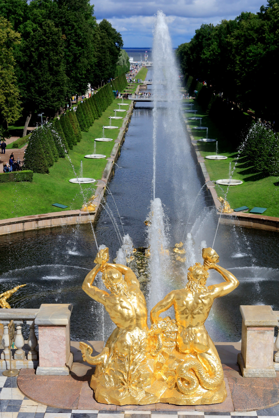 Hệ thống đài phun nước trong quần thể cung điện và công viên Peterhof được công nhận là Di sản Thế giới. (Ảnh: Trần Hiếu/TTXVN)