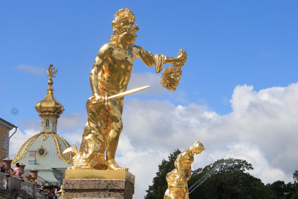 Những tượng mạ vàng độc đáo được bố trí bên cạnh các đài phun nước ở trước Cung điện lớn. (Ảnh: Trần Hiếu/TTXVN)