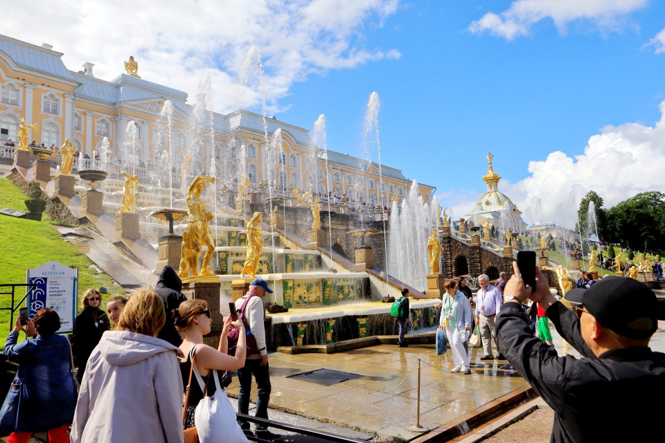 Hệ thống đài phun nước tạo vẻ độc đáo riêng có của quần thể công viên cung điện Peterhof. (Ảnh: Trần Hiếu/TTXVN)