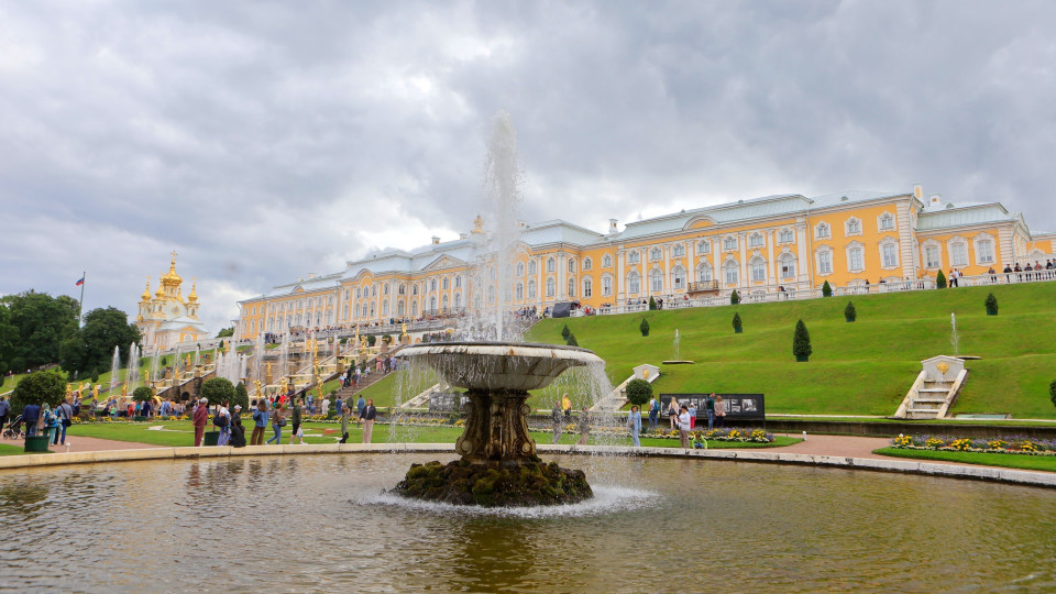 Quần thể cung điện và công viên Peterhof nằm ở phía Tây thành phố Saint Petersburg có hệ thống đài phun nước lớn nhất thế giới được xây dựng từ đầu thế kỷ 18 với 147 đài phun nước còn hoạt động. (Ảnh: Trần Hiếu/TTXVN)