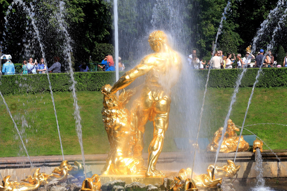 Đài phun nước chính Samson, một trong những điểm nhấn của hệ thống đài phun nước ở công viên Peterhof. (Ảnh: Trần Hiếu/TTXVN)