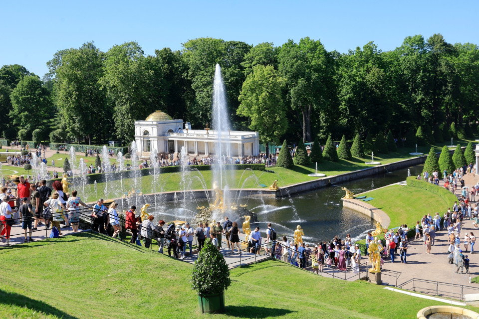 Với hệ thống đài phun nước độc đáo, quần thể cung điện và công viên Peterhof là một trong những địa chỉ du lịch nổi tiếng nhất nước Nga. (Ảnh: Trần Hiếu/TTXVN)