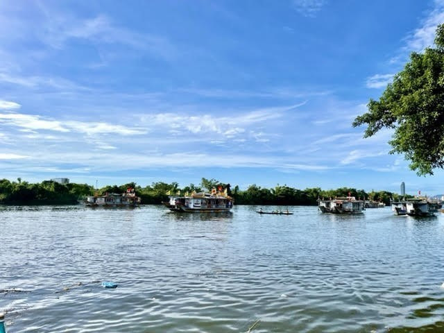 Đoàn thuyền rước Thánh xuôi dòng sông Hương lên thượng nguồn đến Điện Huệ Nam. (Ảnh: Mai Trang/TTXVN)