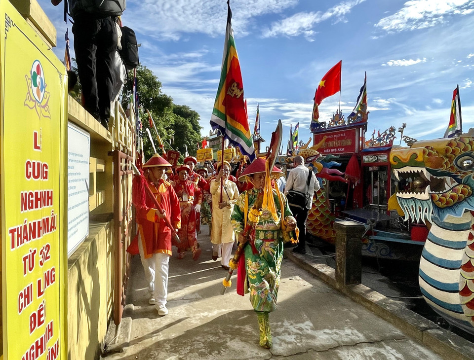 Lễ hội Điện Huệ Nam phô diễn nét độc đáo của những trang phục cổ xưa đầy sắc màu. (Ảnh: Mai Trang/TTXVN)