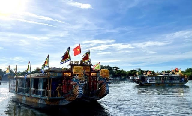  Bằng án (Thuyền rồng đôi) cung nghinh Thánh Mẫu và Hội đồng Ngự Long thuyền di chuyển về Điện Huệ Nam. (Ảnh: Mai Trang/TTXVN)