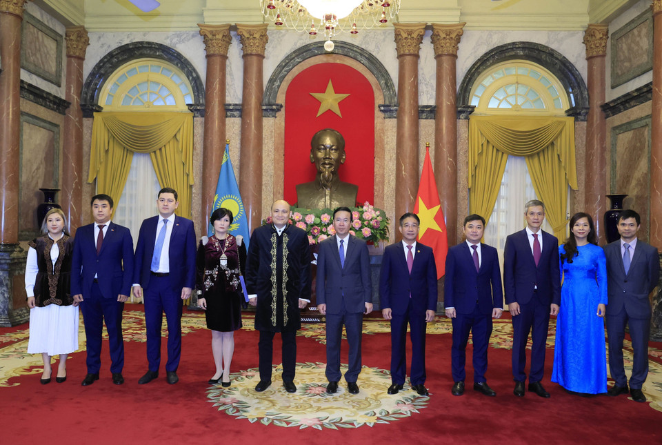 Chủ tịch nước Võ Văn Thưởng với Đại sứ Kazakhstan Kanat Tumysh cùng các đại biểu. (Ảnh: Thống Nhất/TTXVN)