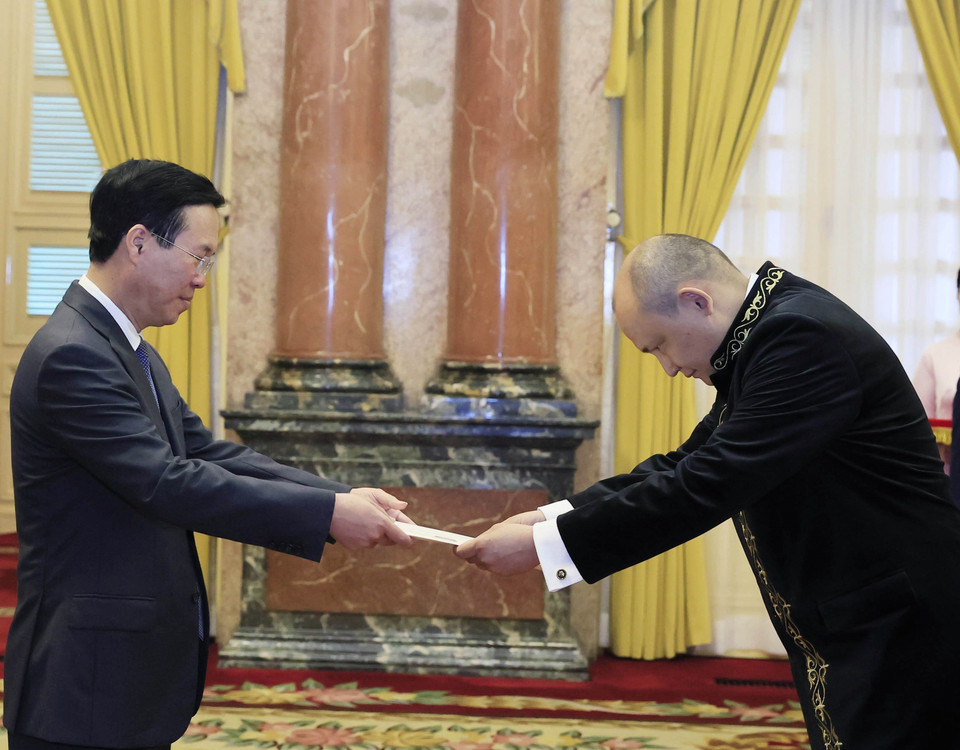 Chủ tịch nước Võ Văn Thưởng tiếp nhận Quốc thư của Đại sứ Kazakhstan Kanat Tumysh. (Ảnh: Thống Nhất/TTXVN)