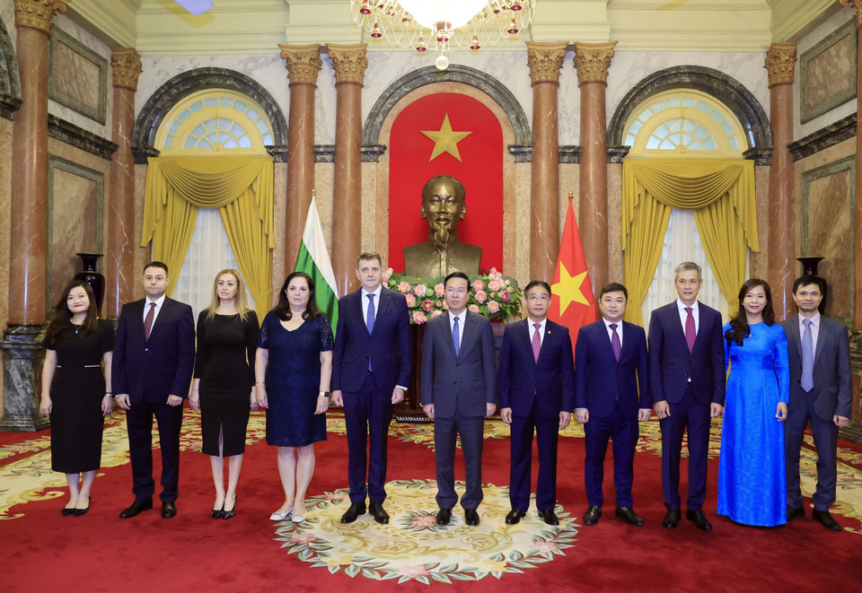 Chủ tịch nước Võ Văn Thưởng và Đại sứ Bulgaria Pavlin Todorov cùng các đại biểu tại lễ trình Quốc thư. (Ảnh: Thống Nhất/TTXVN)